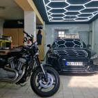 Mit seinem Kumpel in der "Batcave" :-)